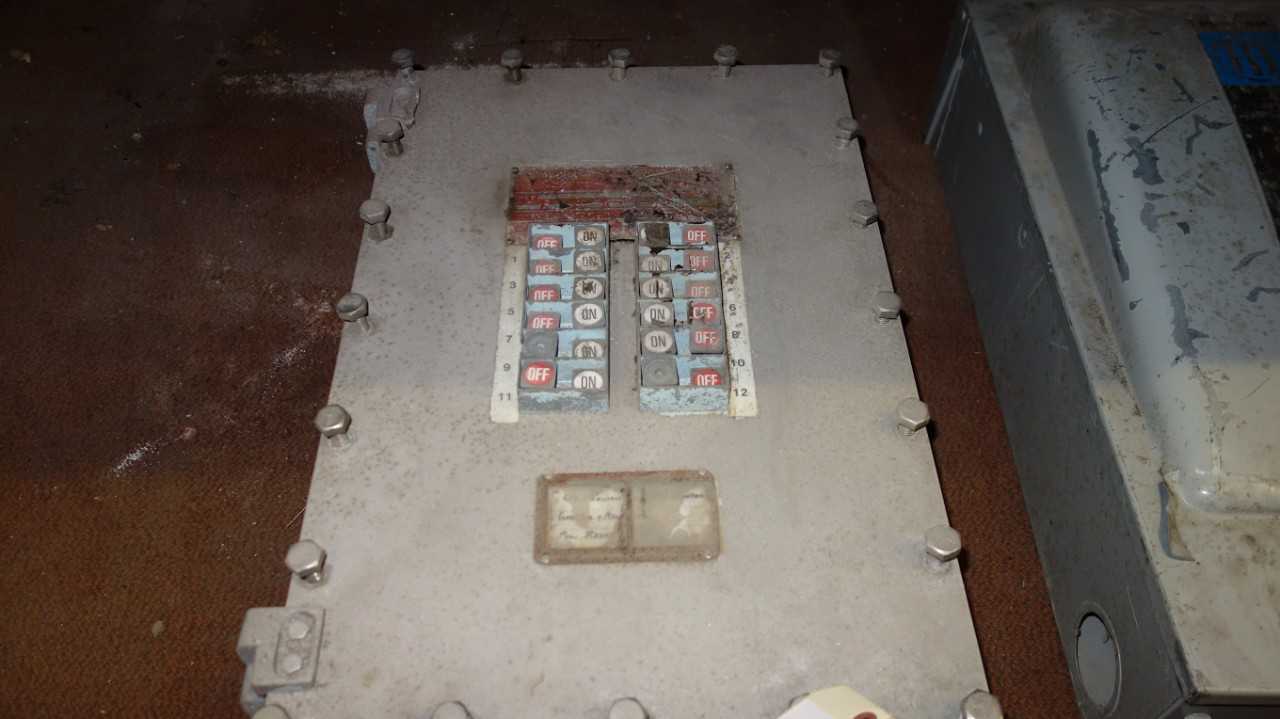 LOT OF ASSORTED DISCONNECT SWITCHES - DISCONNECT SWITCHES