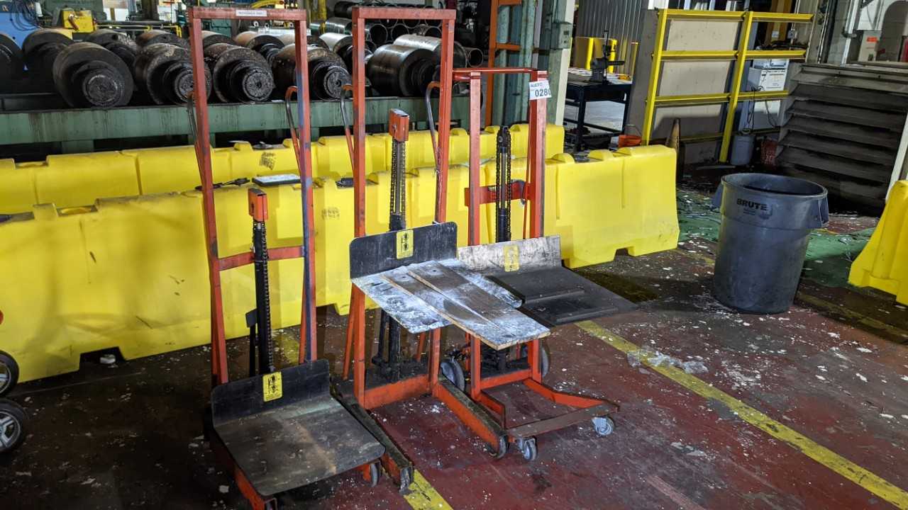 Lot of 3 lift table 4 wheel dolly - MATERIAL HANDLING Lot of 3 lift table 4 wheel dolly - MATERIAL HANDLING