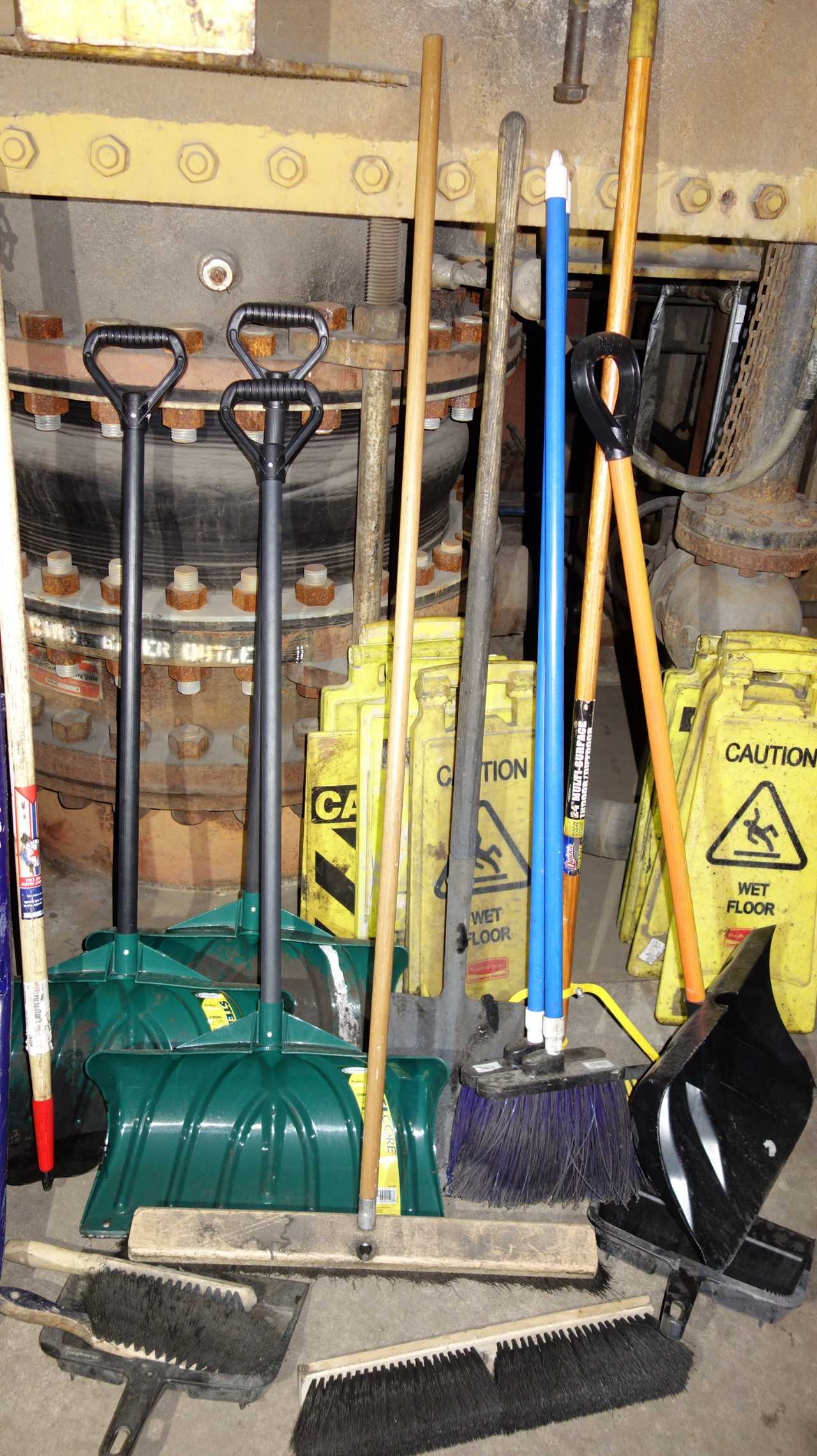 LOT OF ASSORTED SHOVELS AND BROOMS - ELECTRIC POWER TOOLS
