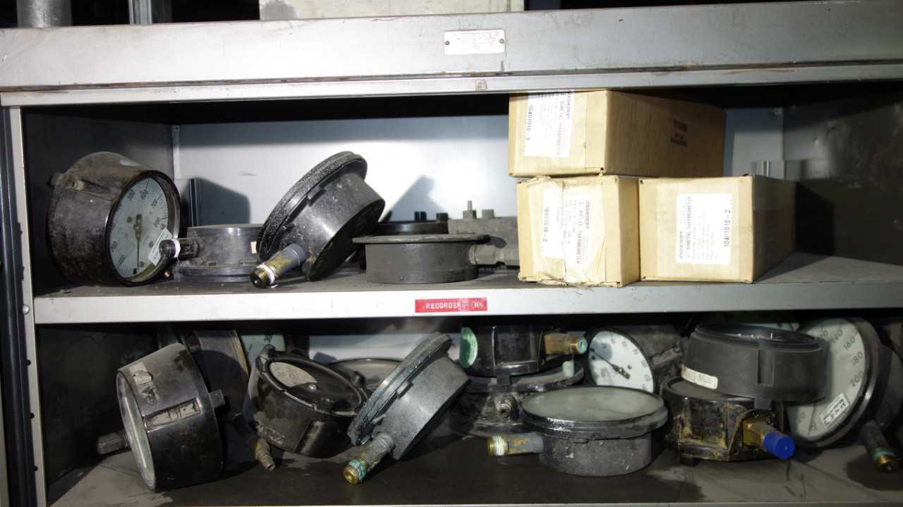 BERGER CABINET WITH INSTRUMENTATION AND VALVE PARTS - VALVES