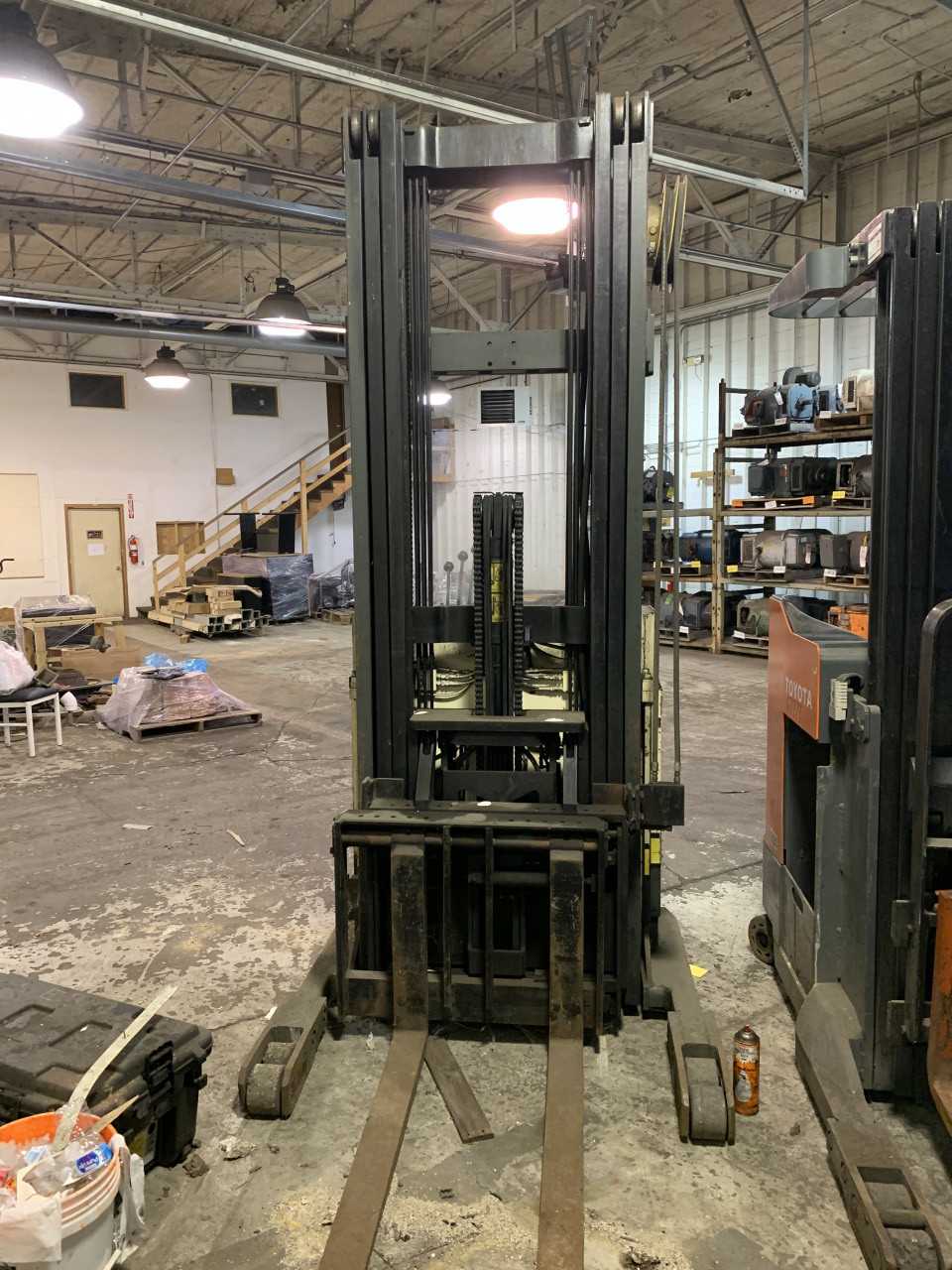 Allis-Chalmers Standing Lift 2500 lbs Capacity - FORKLIFTS