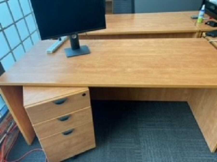 Lot of 12 Office Desks (2596880) Vancouver, BC - MISCELLANEOUS