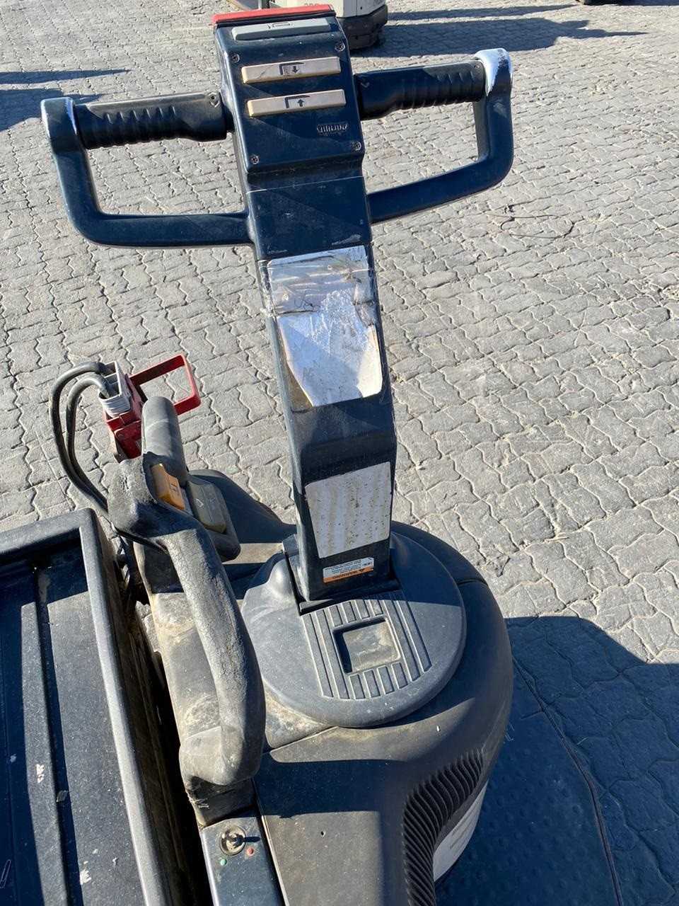 1 CROWN ELECTRIC FORK LIFT - FORKLIFTS