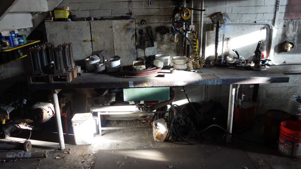 PROFESSIONAL TOOL WORK TABLE W/ CONTENTS - TOOL STORAGE