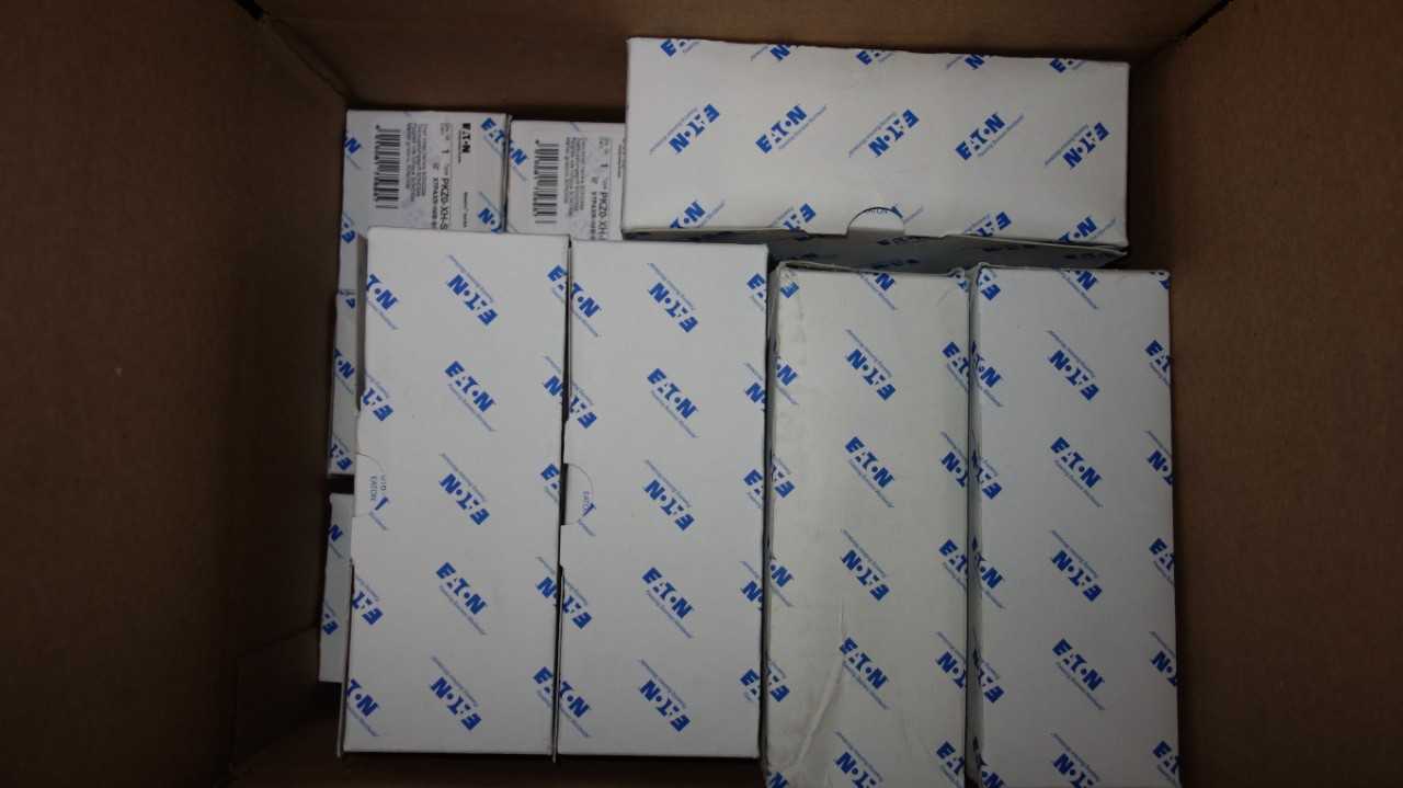 LOT OF 17 EATON PKZ0-XH-SOND539 DOOR COUPLING SWITCHES - ELECTRICAL COMPONENTS