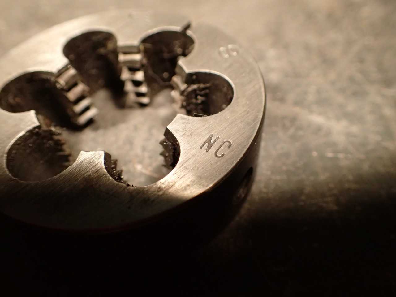 Cleveland 1" -8 NC Split Thread Threading Die: 2" Round Body, USA - HOLEMAKING TOOLS
