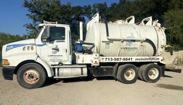 1997 Ford Aero Max AT9513 - 70bbl vacuum truck - HYDRO EXCAVATOR TRUCKS