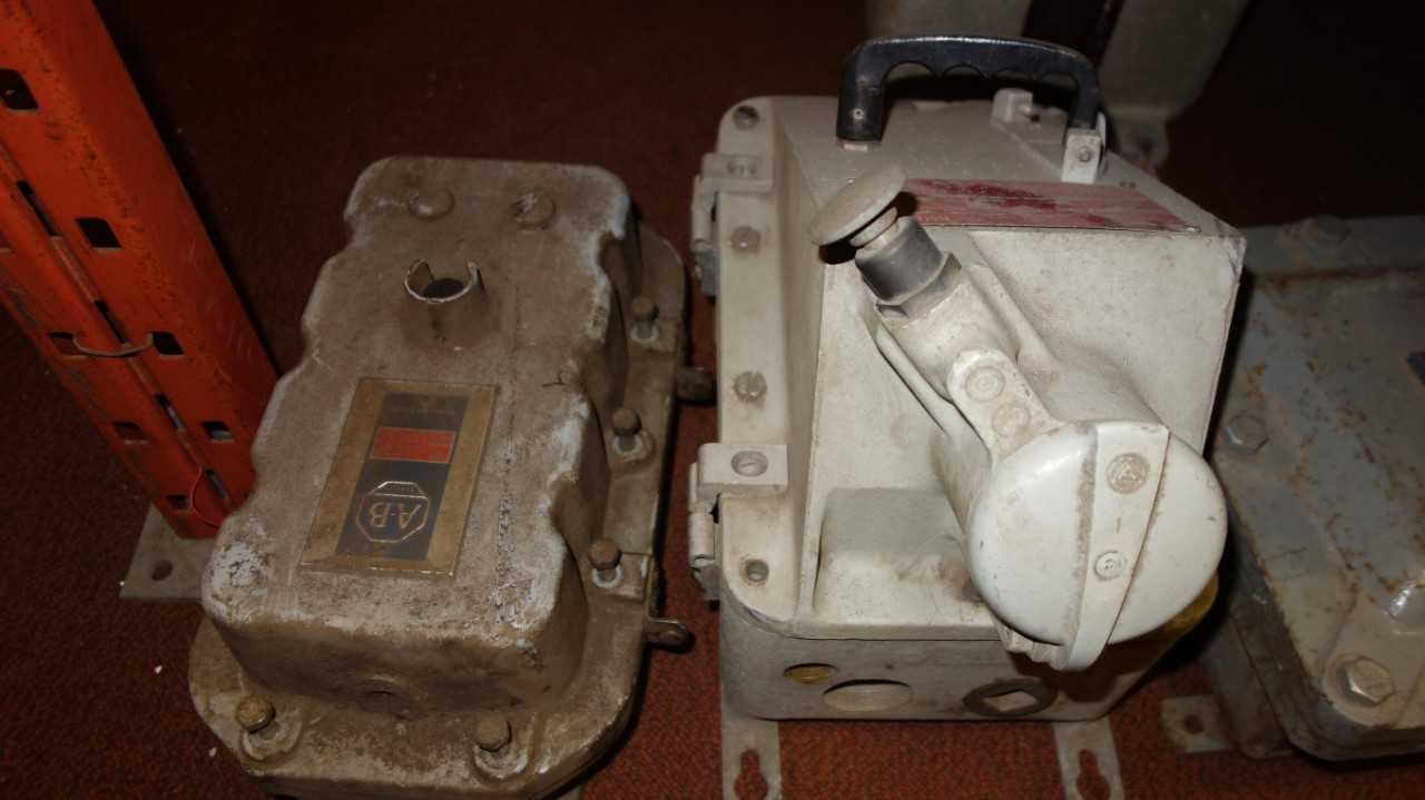 LOT OF ASSORTED ELECTRICAL JUNCTION BOXES - ELECTRICAL COMPONENTS
