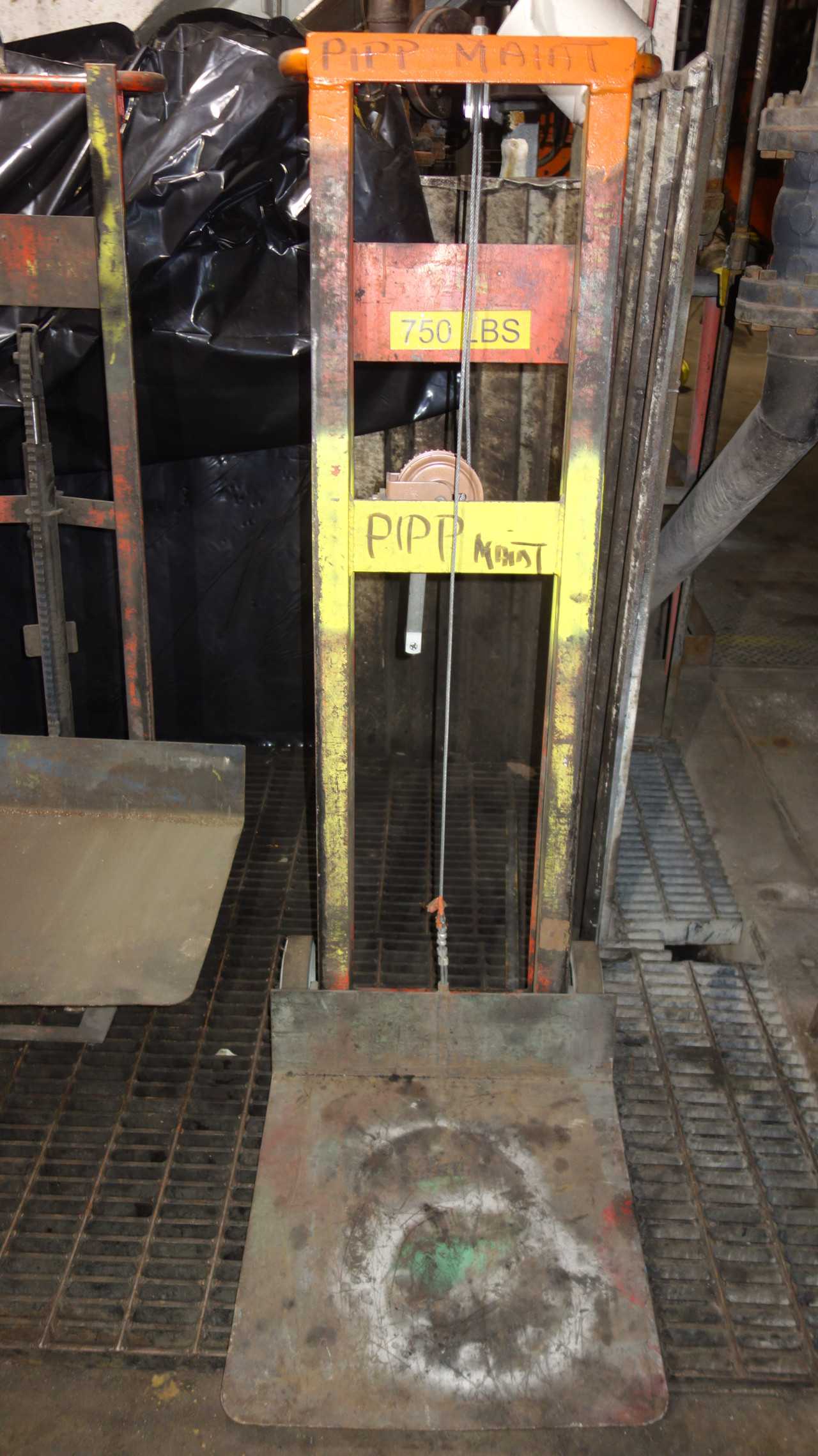 LOT OF 3 MANUAL LIFT CARTS 750B - MISCELLANEOUS