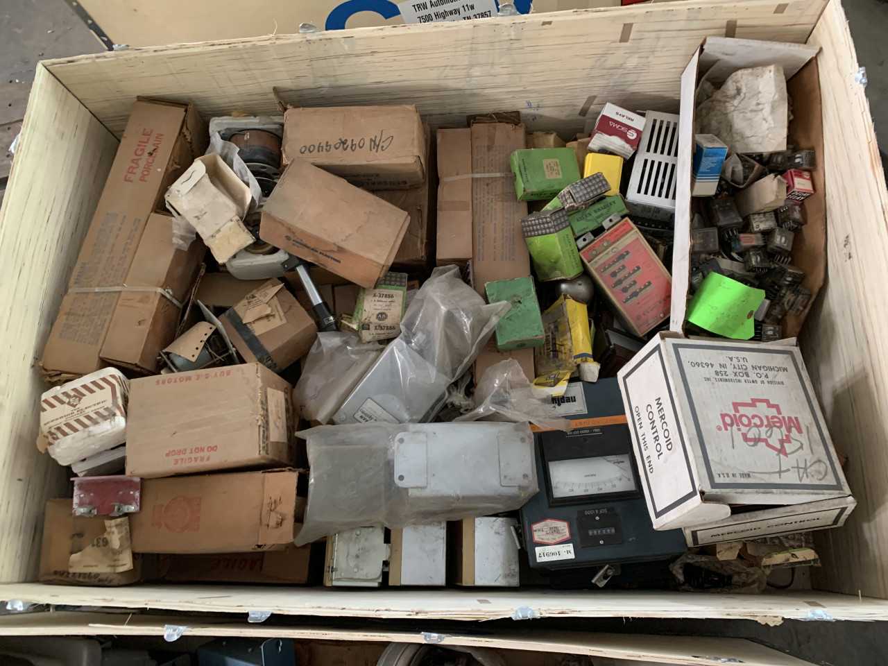 CRATE OF ELECTRICAL AUTOMATION EQUIPMENT PARTS ALLEN-BRADLEY ETC. - ELECTRICAL COMPONENTS