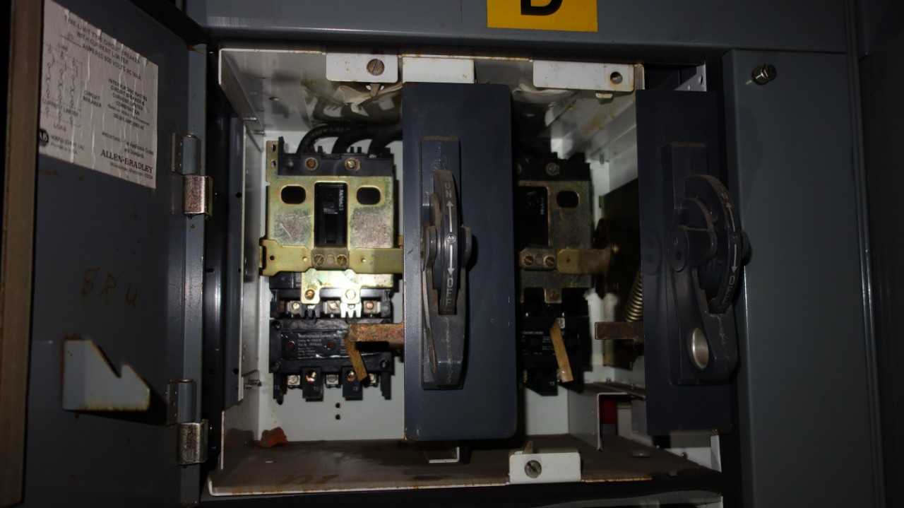 ALLEN BRADLEY MCC W/ POWERFLEX 70 AC DRIVES - MOTOR DRIVES