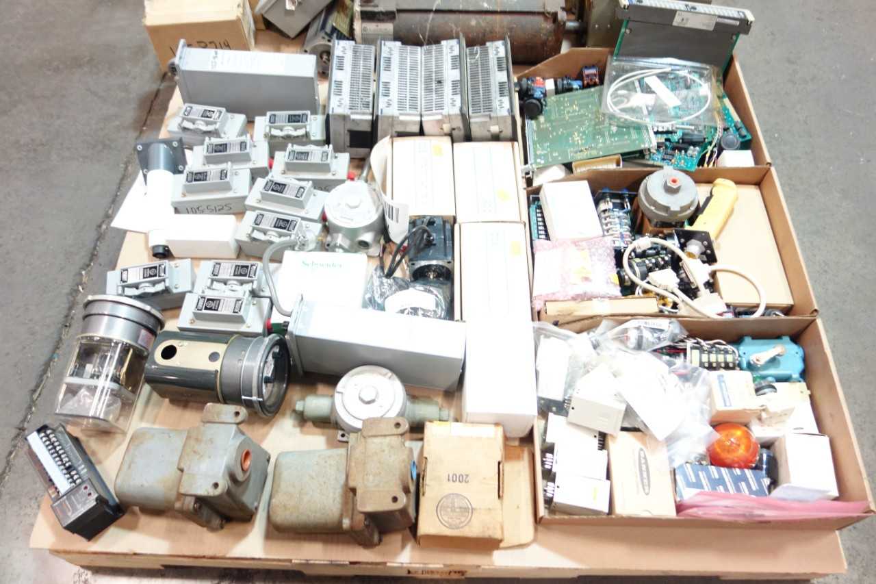 2 PALLETS OF ASSORTED ELECTRICAL SERVO DRIVES & AMPS, SERVO MOTORS, OPERATOR INTERFACE PANELS- ABB, FUJI, ALLEN BRADLEY, BAILEY - SERVO