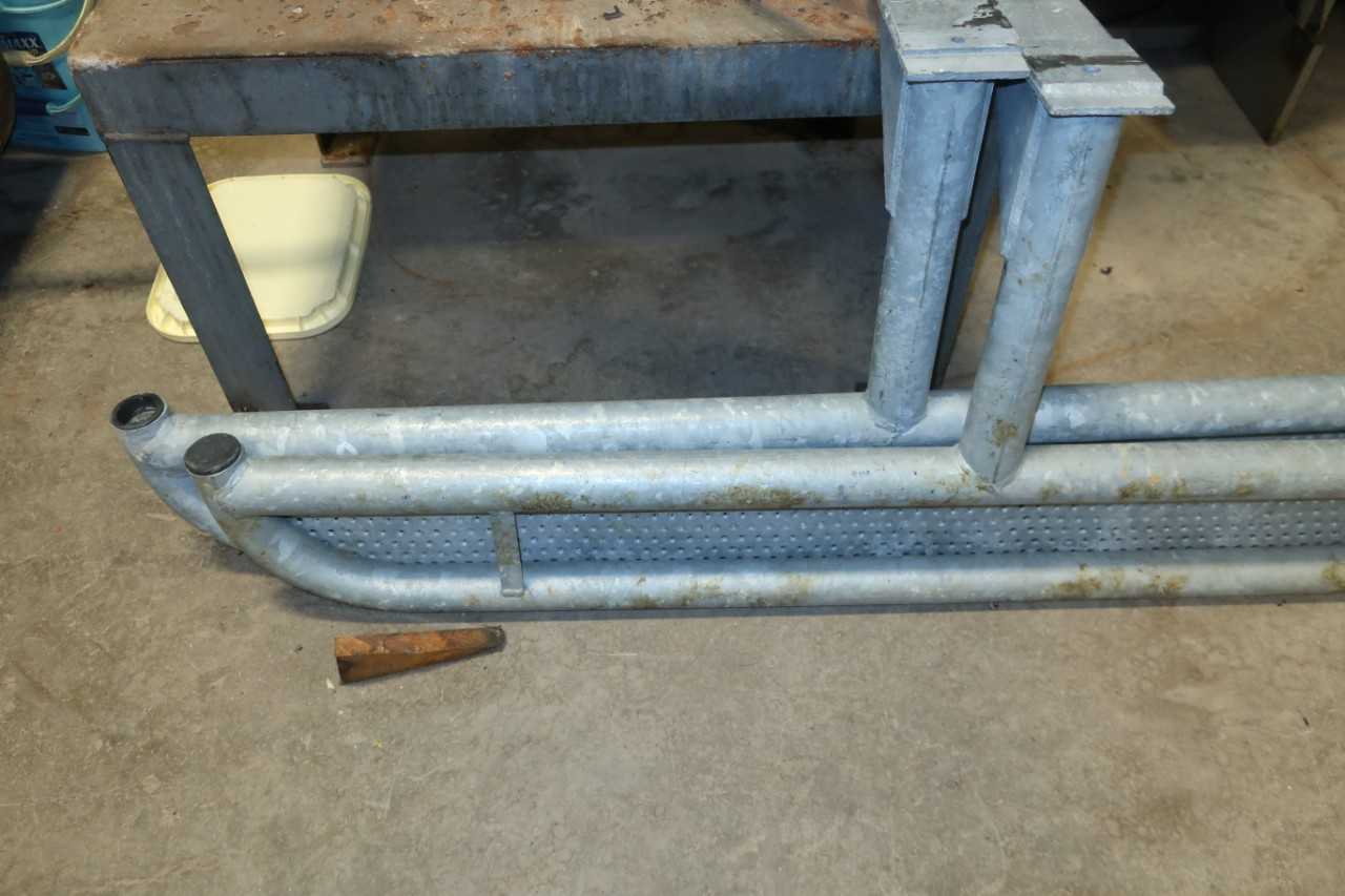 LOT OF 2 HEAVY DUTY RUNNING BOARDS - MISCELLANEOUS