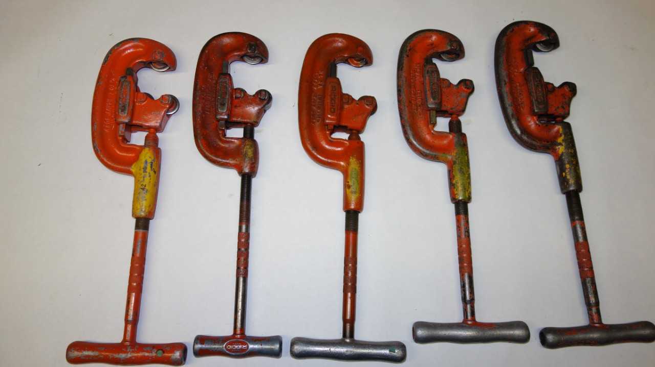 LOT OF 5 RIDGID 2A 1/2 TO 2 IN PIPE CUTTERS - HAND TOOLS