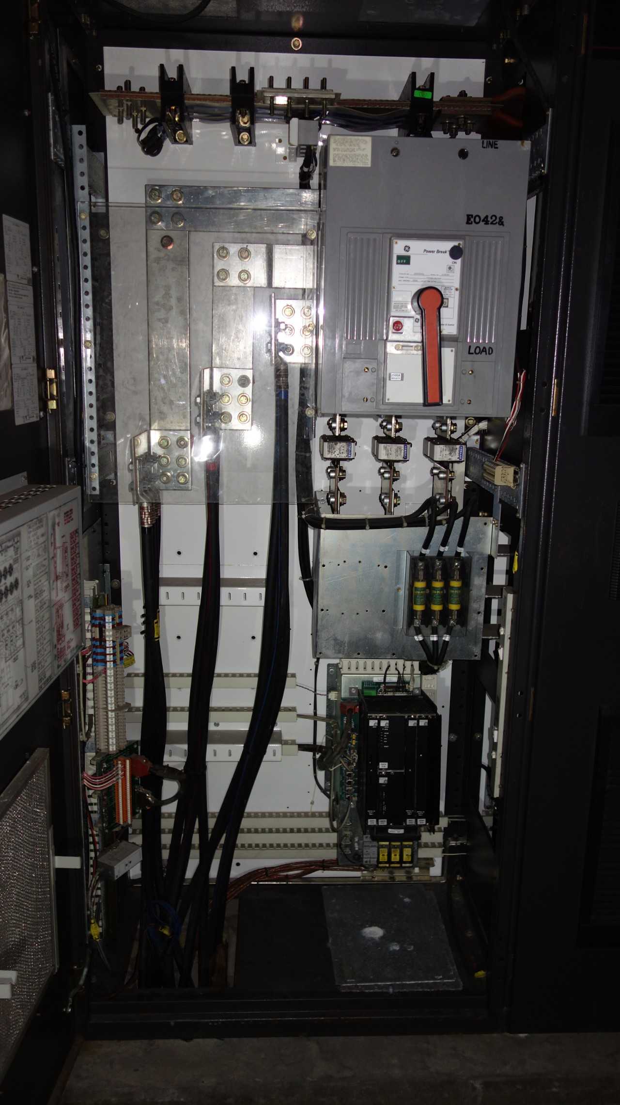 GE INNOVATION LV AC DRIVE 621 Volt 1065Kw & GE 2500A Breaker 11-7540 - MOTOR DRIVES