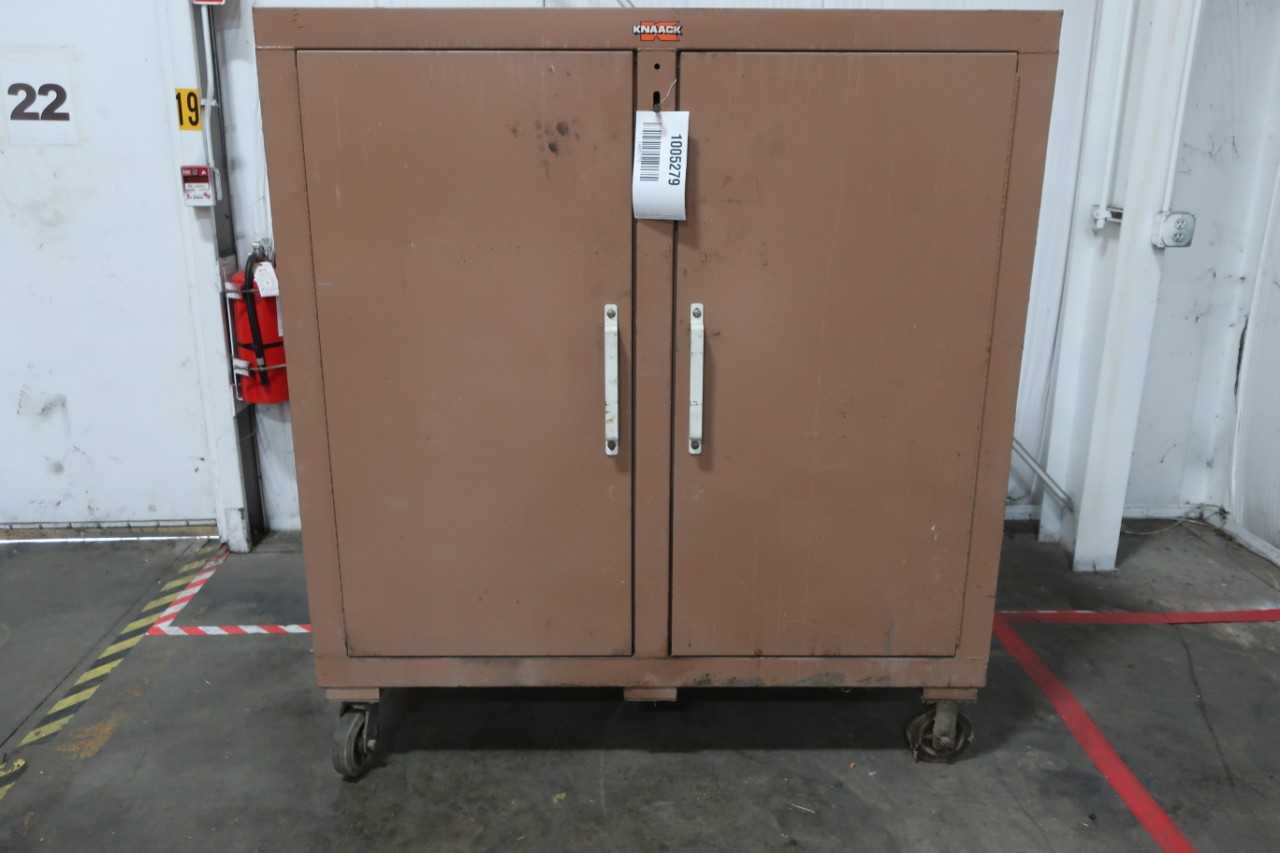 KNAACK DOUBLE SIDED 2 DOOR LOCKING TOOL CABINET AND ASSORTED HAND TOOLS - TOOL STORAGE