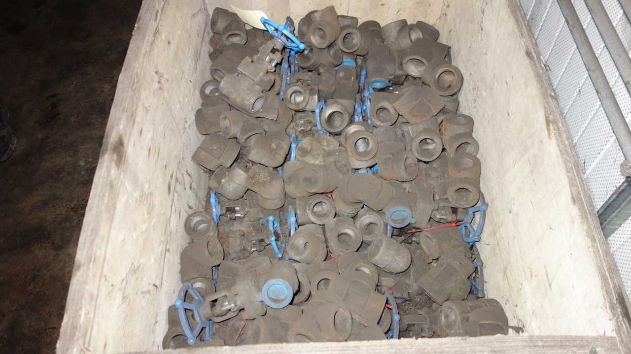 LOT OF ASSORTED SHARPE GATE VALVES AND PIPE FITTINGS - PROCESS EQUIPMENT