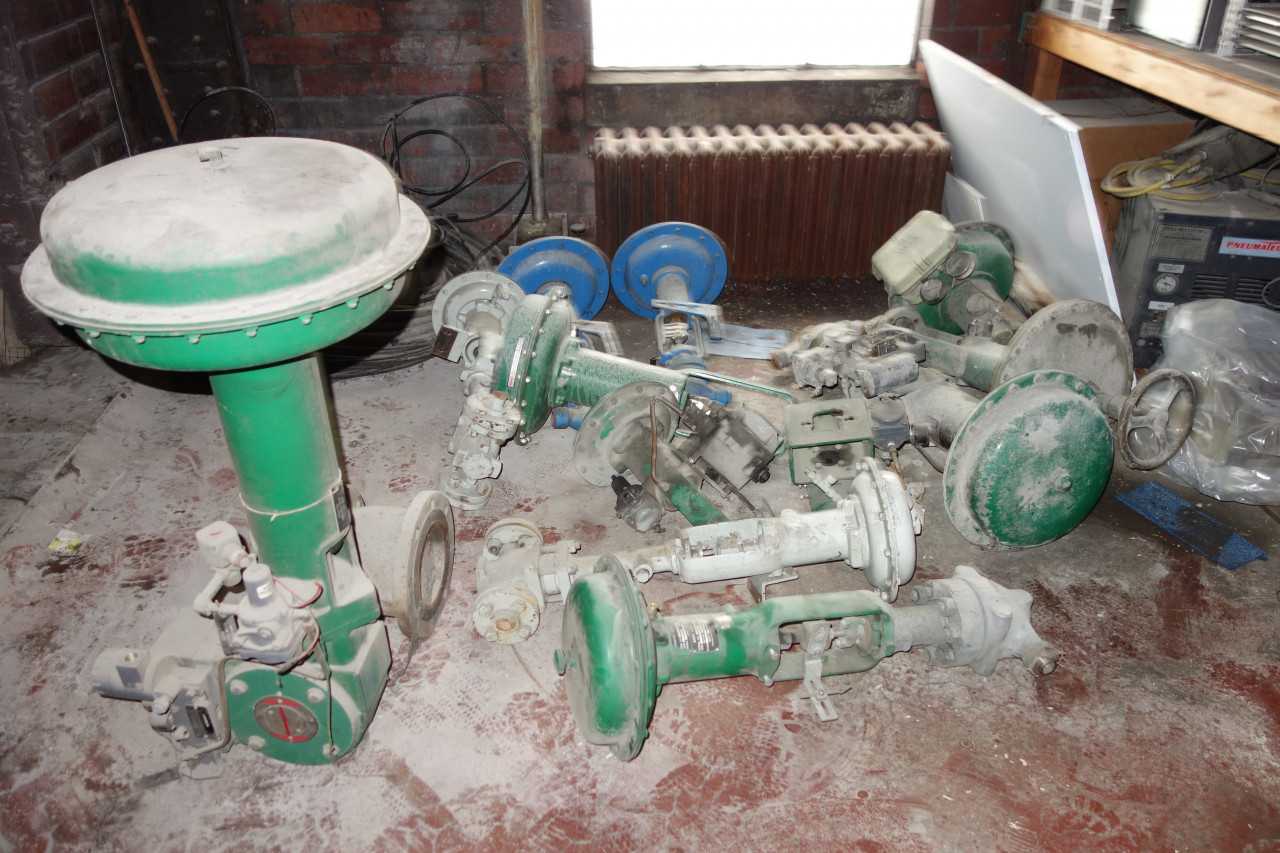 ASSORTED LOT OF FISHER CONTROL VALVES AND ACTUATORS V150 HPS EZ - CONTROL VALVE