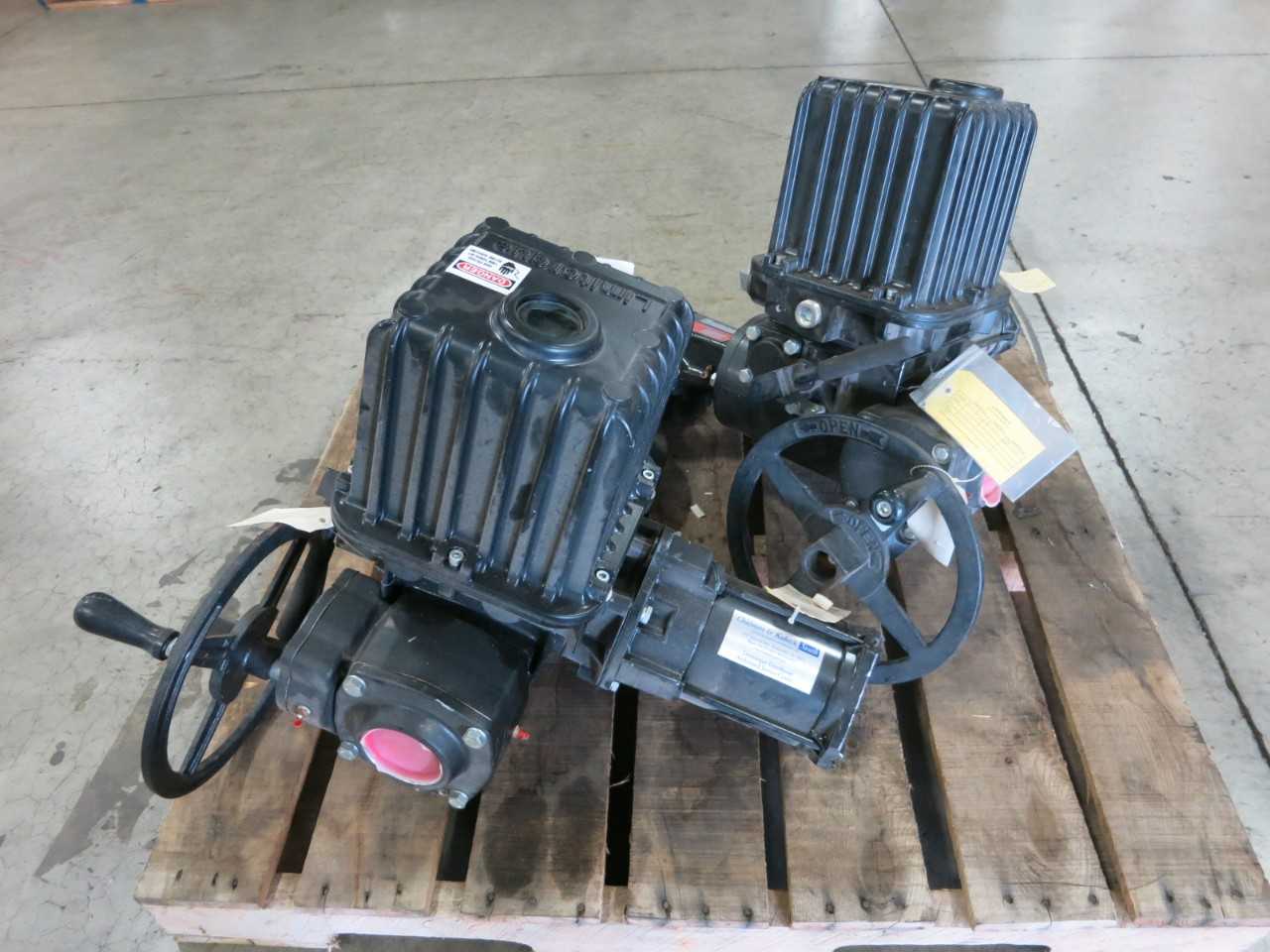 LOT OF 2 LIMITORQUE L120-10/5-4P ACTUATOR WITH B320-40 4:1 BEVEL GEAR OPERATOR - VALVES