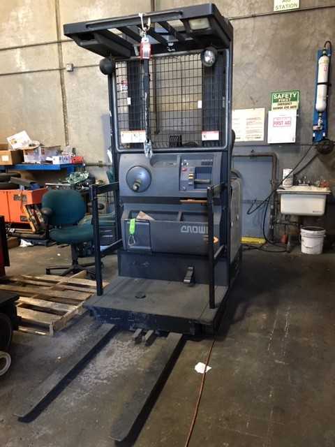 2005 Crown SP322030TT stock picker, Downey, CA - FORKLIFTS