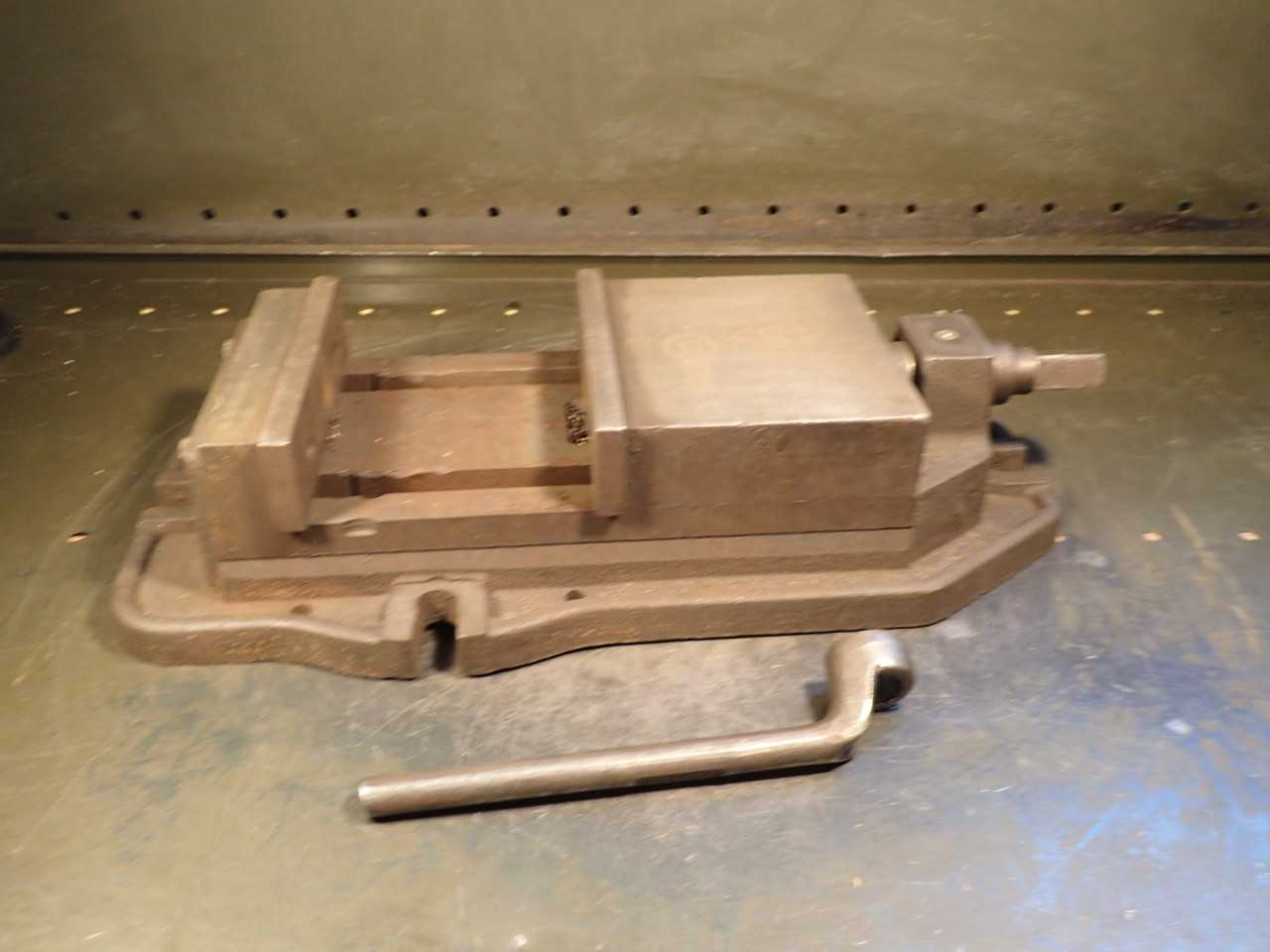 6" Mill Milling Machine Vise: Jaws Open 5", with Handle, Used in Good Condition - MILLING MACHINE PARTS