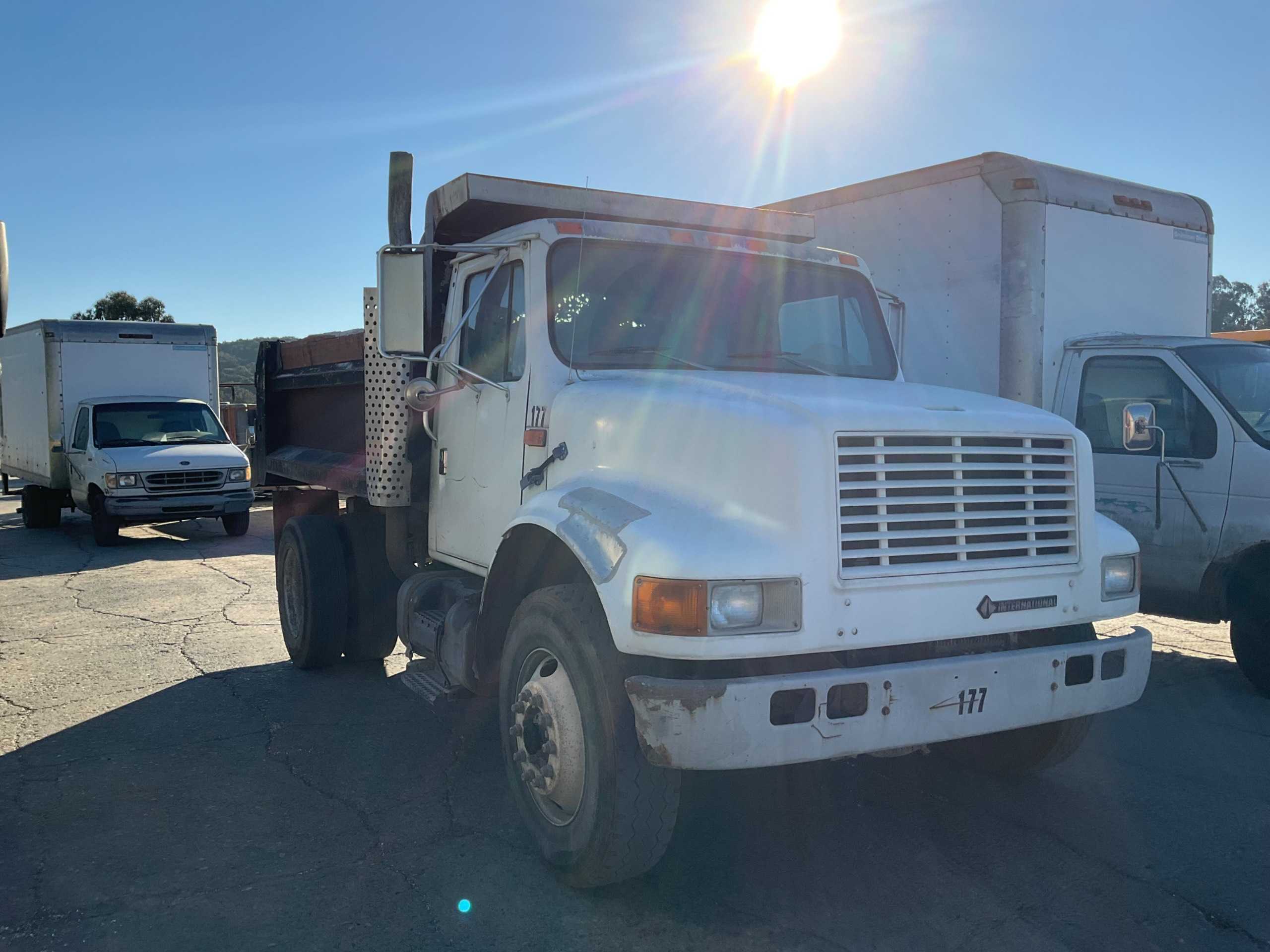 1993 INTERNATIONAL 4900 DUMP TRUCK