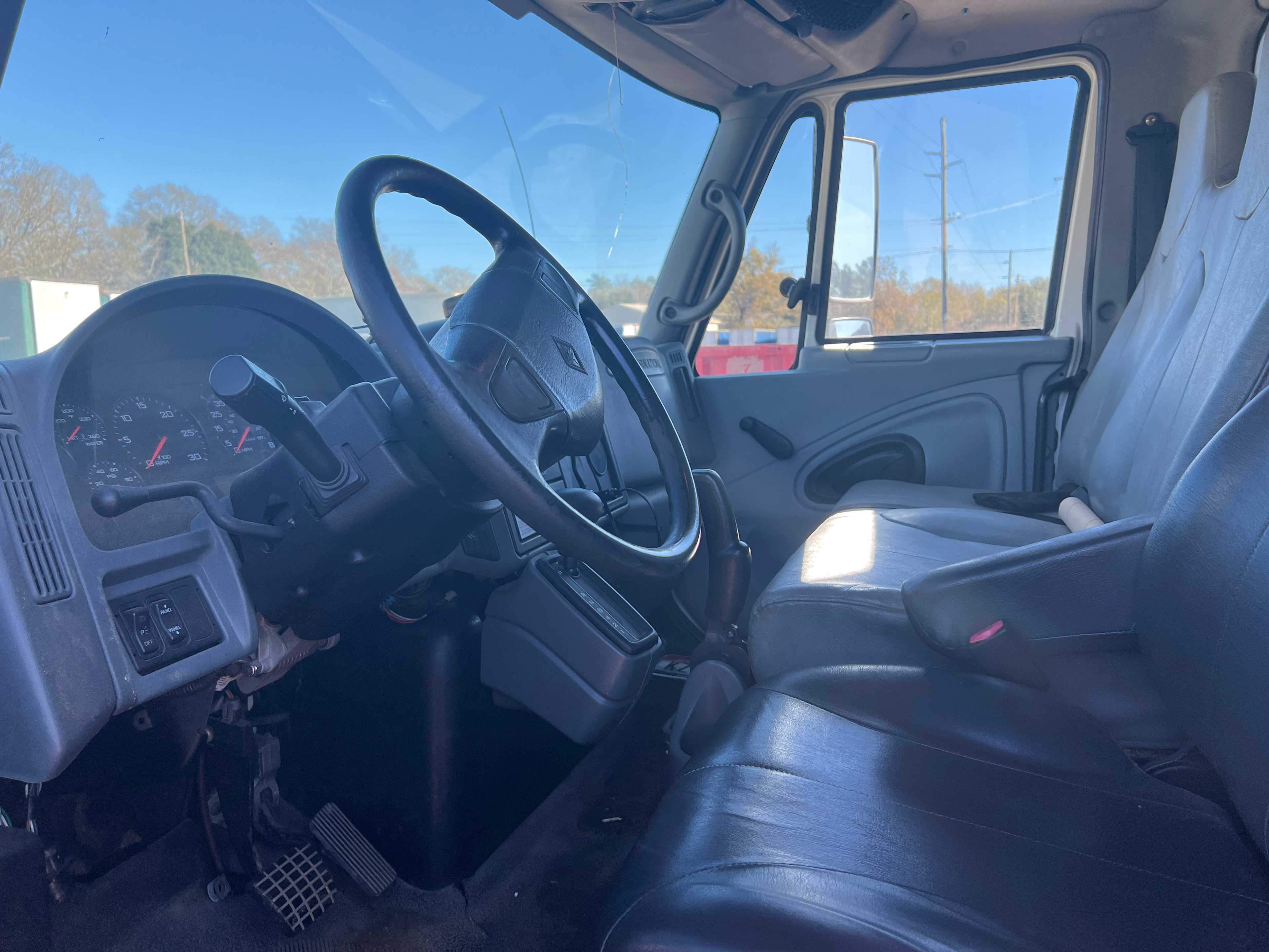 2002 International Non CDL 24' Box Truck - Duraster - HYDRO EXCAVATOR TRUCKS