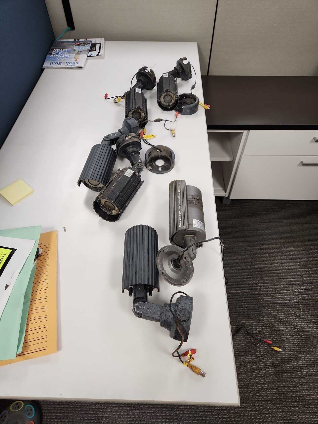 Lot of 6 Security Cameras - MISCELLANEOUS