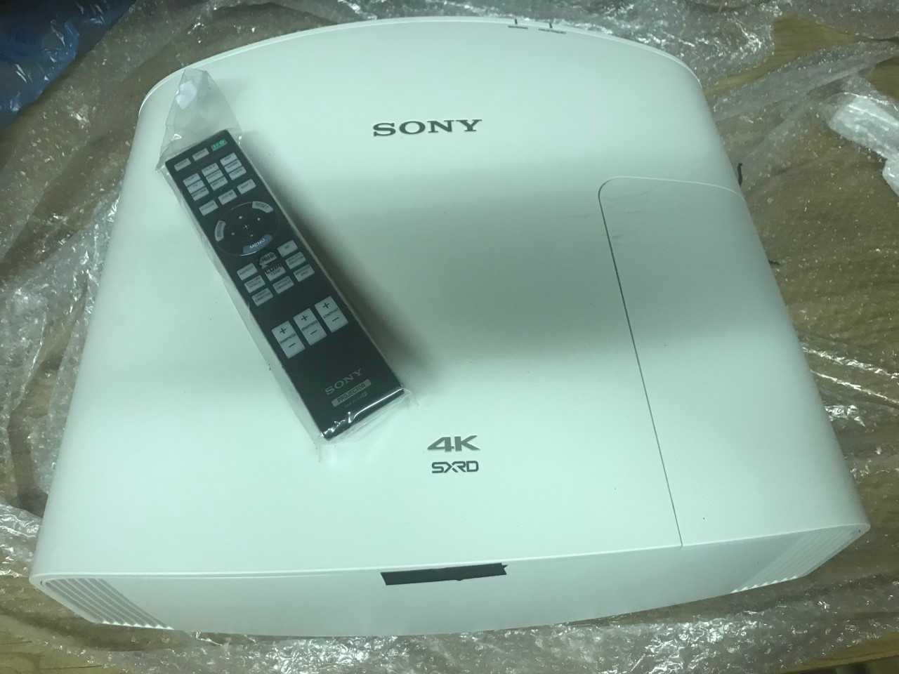 Sony VPL-VW570ES Projector - Demo Stock without box - MISCELLANEOUS
