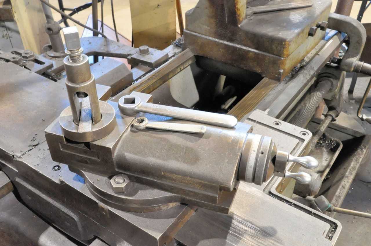 Cincinnati Model 21 1/2 Engine Lathe - LATHES