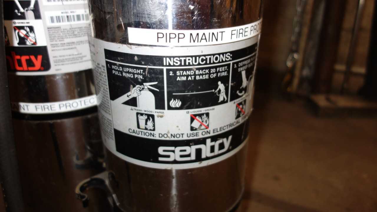 LOT OF 4 ANSUL SENTRY W02-1 HAND FIRE EXTINGUISHERS - SAFETY EQUIPMENT