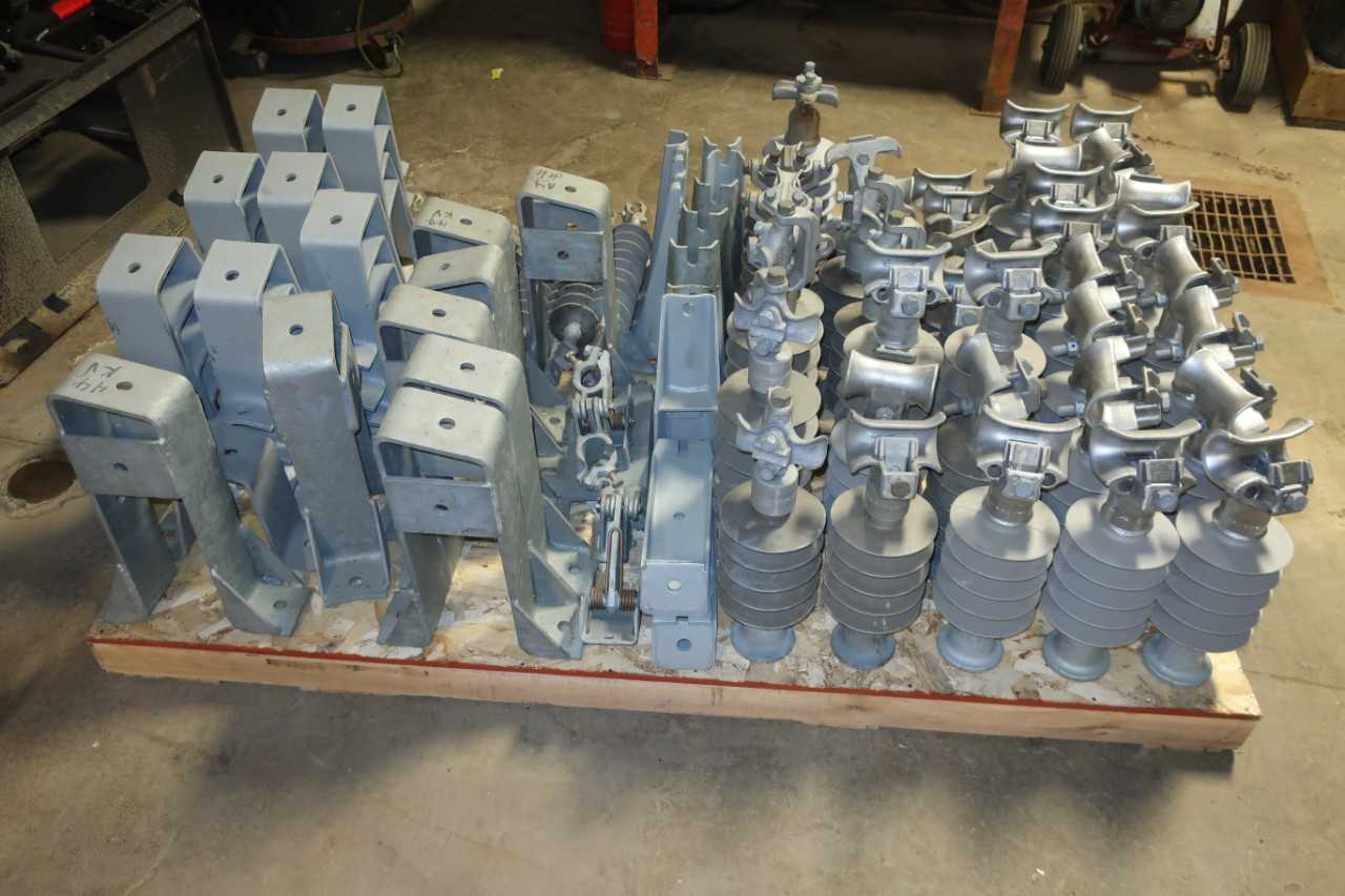 1 PALLET OF ASSORTED K-LINE POST ISULATORS & BRACKETS - MACHINING ACCESSORIES & TOOLING