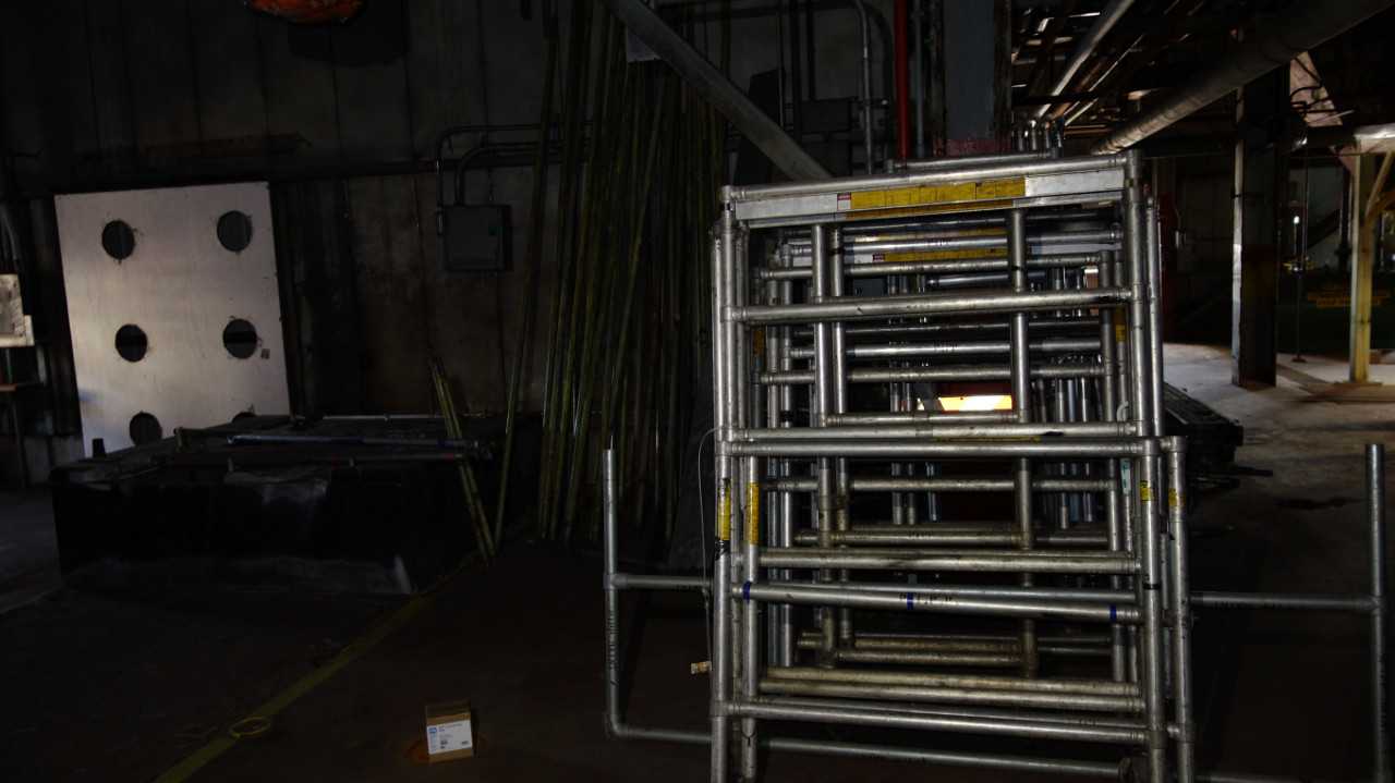 LOT OF ASSORTED UPRIGHT, SURE DECK SCAFFOLDING - ELECTRIC POWER TOOLS