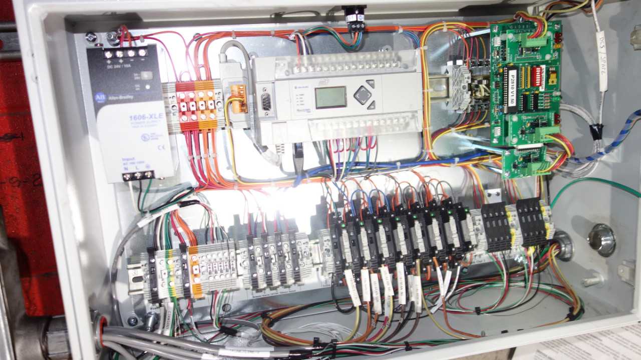 ALLEN BRADLEY MICROLOGIX 1400 CONTROLLER W/ 2711R-T7T - HMIS & DISPLAYS