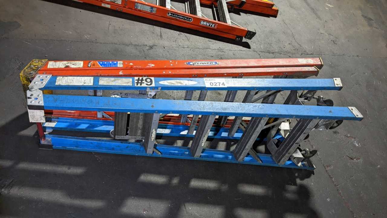 Lot of 2 6' ladders - MATERIAL HANDLING Lot of 2 6' ladders - MATERIAL HANDLING