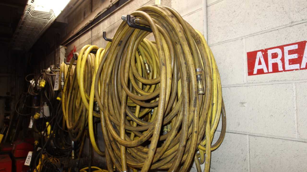 ASSORTED LOT OF PNEUMATIC AIR HOSES - HOSE