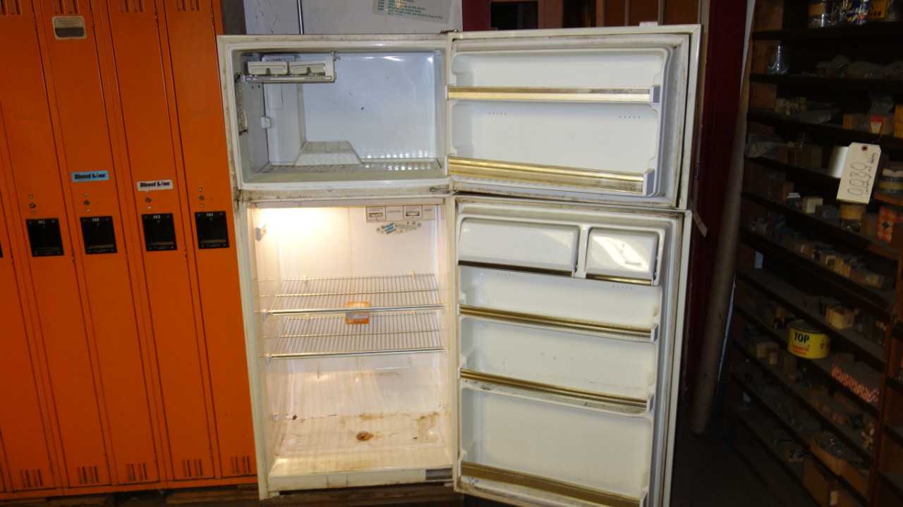 HOT-POINT CTF16C NO FROST 15.5CU FT REFRIGERATOR-FREEZER