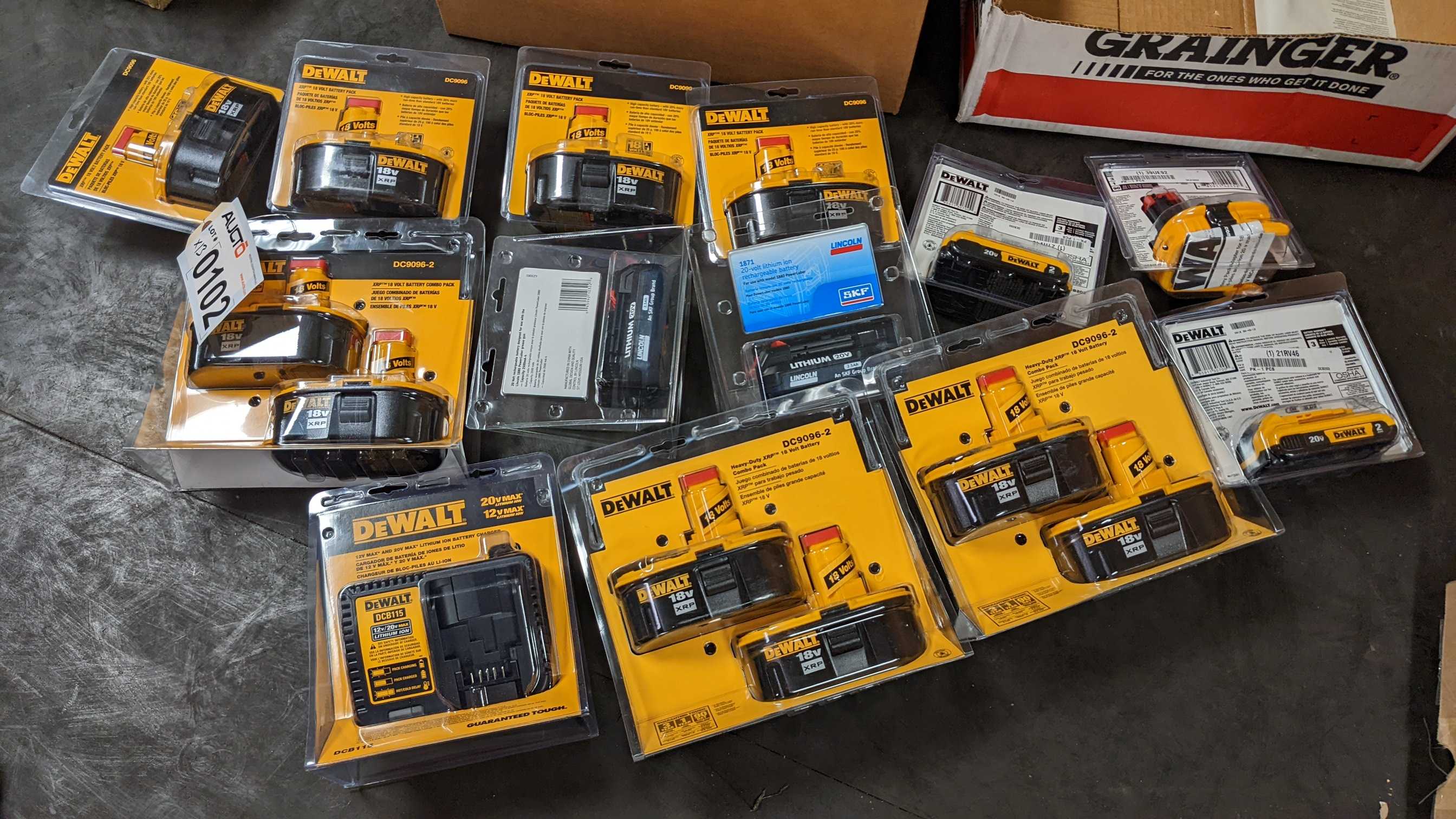 LOT OF POWER TOOL BATTERIES - ELECTRIC POWER TOOLS LOT OF POWER TOOL BATTERIES - ELECTRIC POWER TOOLS