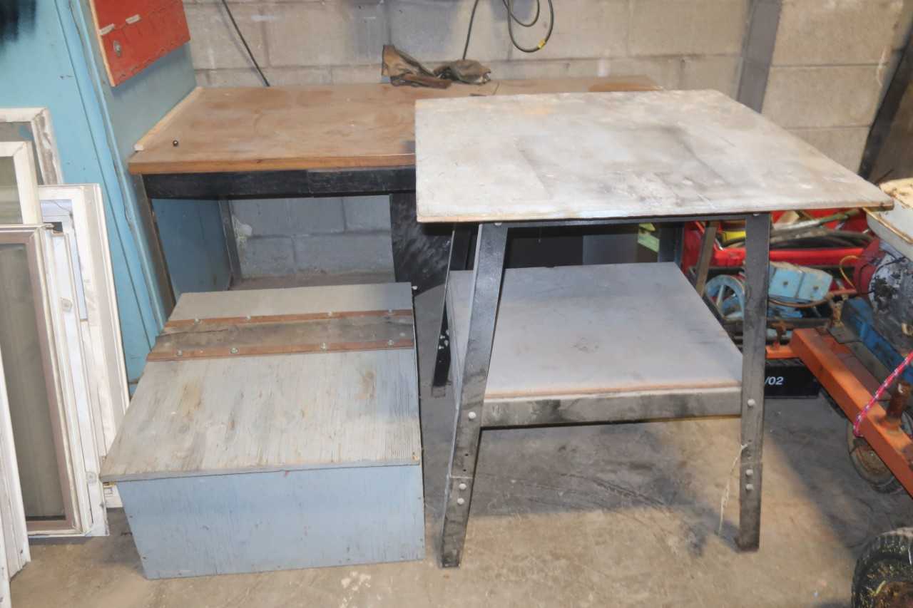 LOT OF 3 ASSORTED TABLES/STORAGE BOX - TOOL STORAGE