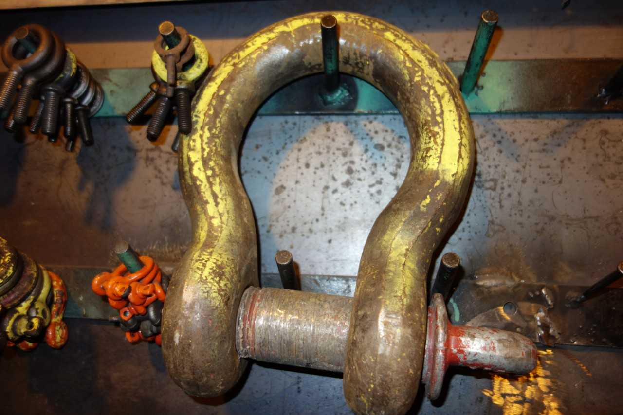 LOT OF ASSORTED CLEVISES - LIFTING EQUIPMENT