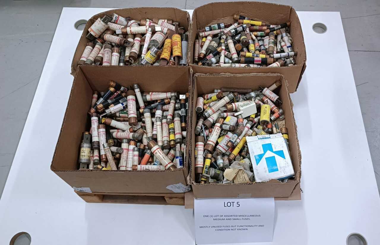 ONE (1) LOT OF ASSORTED MISCELLANEOUS MEDIUM AND SMALL FUSES. - FUSES