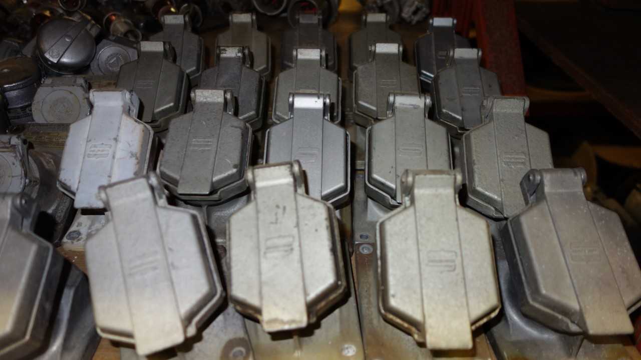LOT OF ASSORTED ELECTRICAL PLUGS AND RECEPTACLES - PLUGS & RECEPTACLES