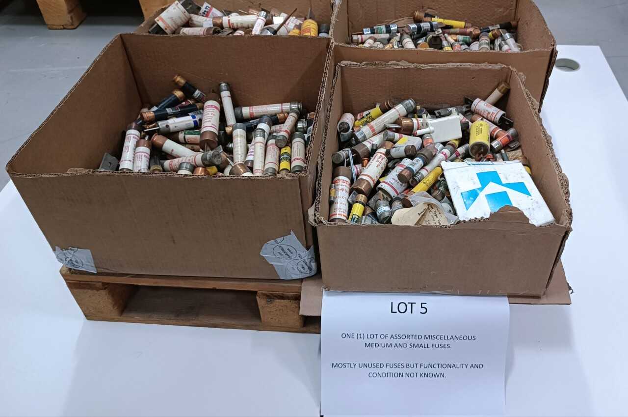ONE (1) LOT OF ASSORTED MISCELLANEOUS MEDIUM AND SMALL FUSES. - FUSES