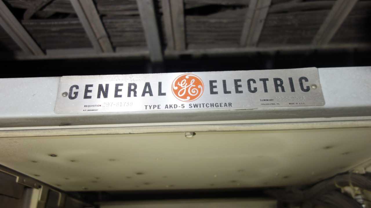 X5 SECTIONS OF GE AKD-5 SWITCHGEAR BREAKER PANELS - SWITCHGEAR