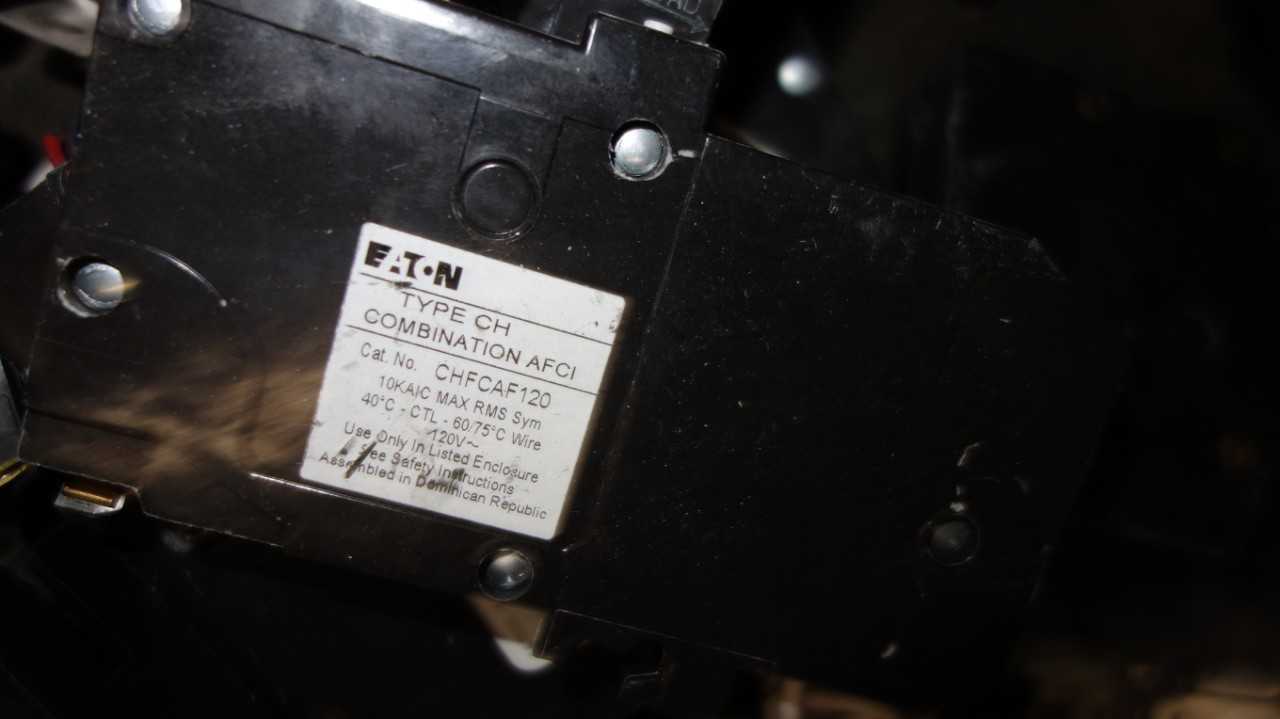 1 BOX OF ASSORTED EATON MINIATURE CIRCUIT BREAKERS, QUICKLAG, BR, CH - CIRCUIT BREAKERS