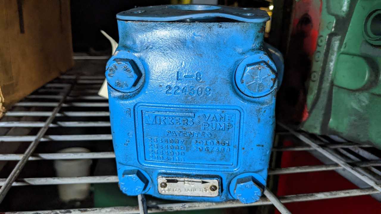 Lot of 4 hydraulic pumps. - PUMPS