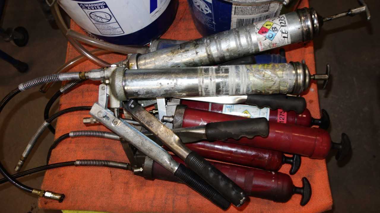 ASSORTED LOT OF GREASE AND GREASE GUNS - ELECTRIC POWER TOOLS