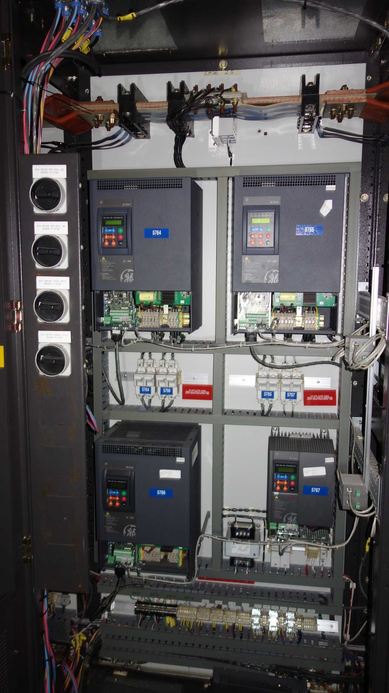 GE INNOVATION SERIES LV AC DRIVE CABINET W (4) AV-300I DRIVES 25HP/15HP - MOTOR DRIVES