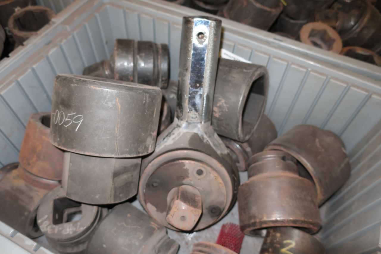 1 PALLET OF ASSORTED SOCKETS WRENCH RACHET - MISCELLANEOUS