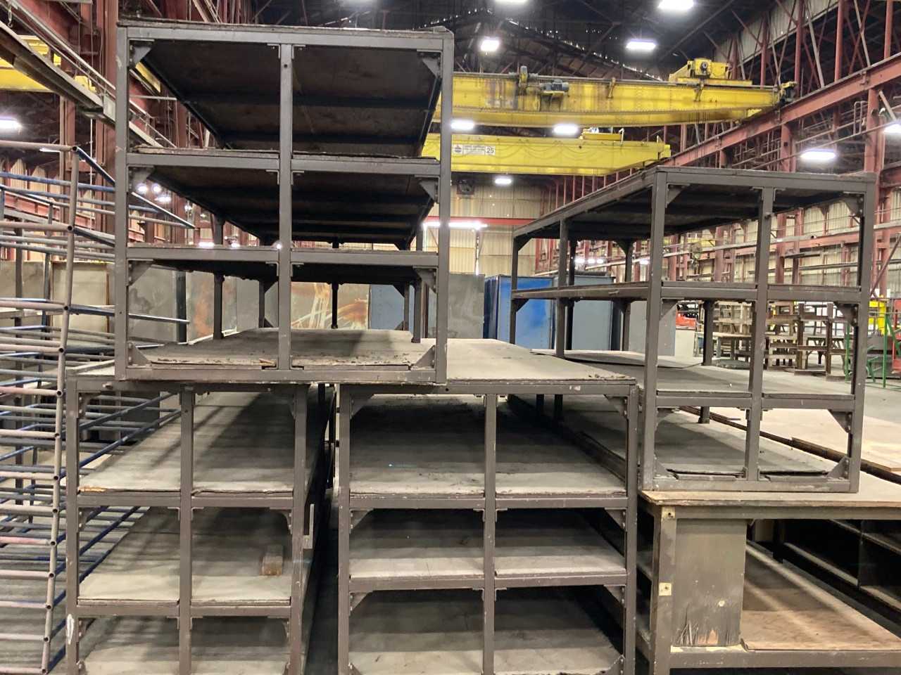 4 metal shelves - SHELVING